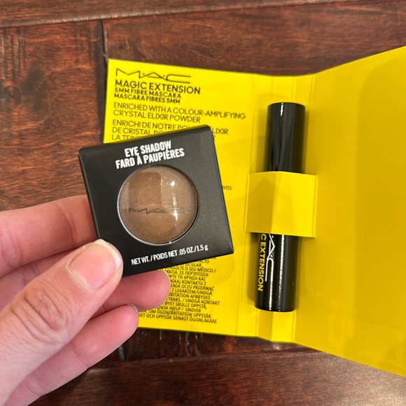 M.A.C. Make up bag , eyeshadow and magic extension - Picture 3 of 8